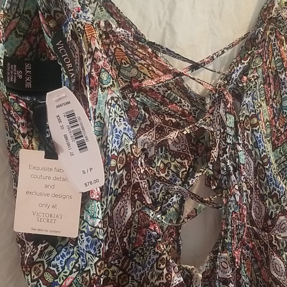 NWT!! Never worn. Victoria’s Secret Designer Silk Paisley Romper - Picture 5 of 5